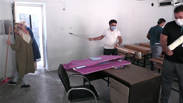 Bir yandan ders anlatıp bir yandan okullarını boyadılar - ADIYAMAN