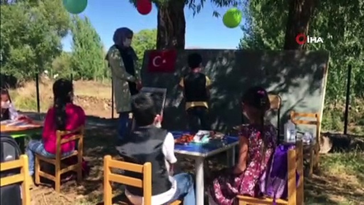 Öğrenciler istedi, öğretmen sınıfı bahçeye kurdu