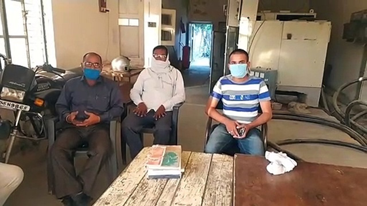 बिजली विभाग के अधिकारियों की हड़ताल के बाद बिजली घर को संभालने के लिए लगाई गई अधिकारियों की ड्यूटी