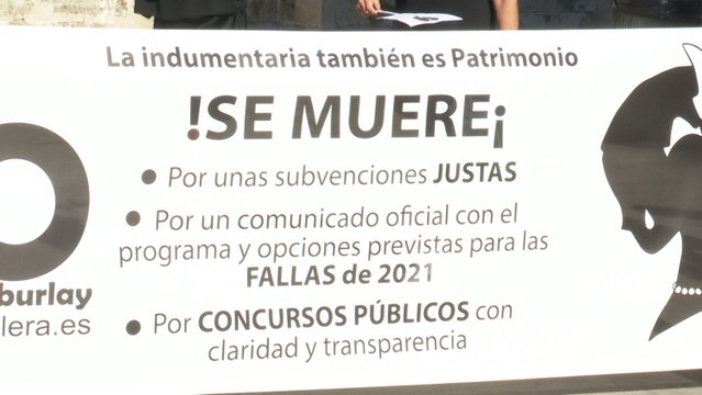 Indumentaristas valencianos protestan de luto por crisis del sector