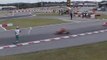 Un pilote jette le parechoc de son karting sur un concurrent lors des Championnats du monde