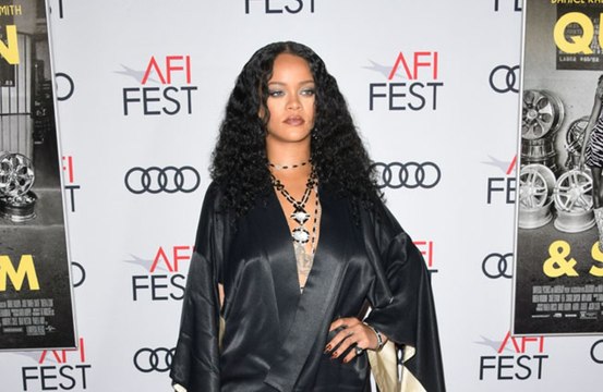 Rihanna é acusada de blasfêmia após tocar música 'sagrada' em desfile de lingerie