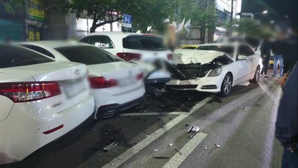 무면허 20대, 도로에 주차된 차량 4대 들이받아 / YTN