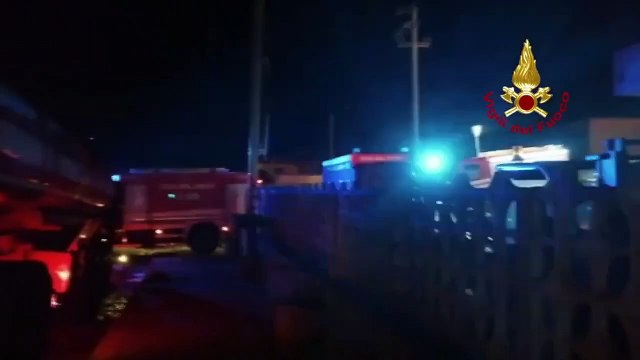 Squillace (CS) - In fiamme azienda di trattamento rifiuti (06.10.20)