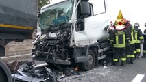 Francofonte (SR) - Autocisterna si schianta contro camion (06.10.20)