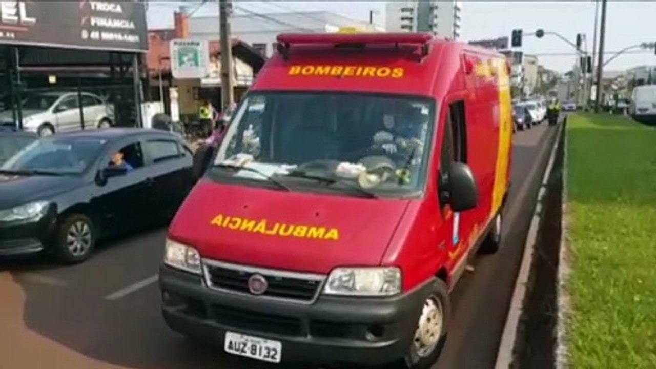 Motociclista fica ferido em colisão traseira contra Fiat Strada na Av. Carlos Gomes