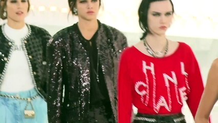 Chanel faz desfile em grande estilo