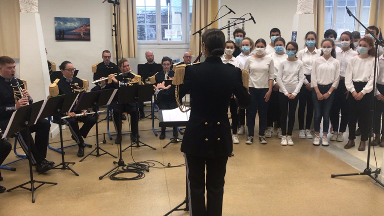 Des collégiens du Rheu avec la musique des transmissions