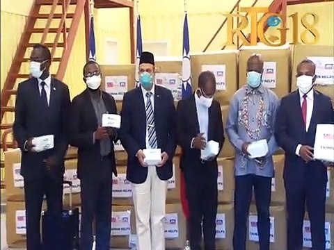 Anbasad Taïwan nan peyi Dayiti fè yon don 200 mil mas a sektè relijye a