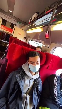 Il se fait passer pour un contrôleur de train et tombe sur 2 passagers récalcitrants
