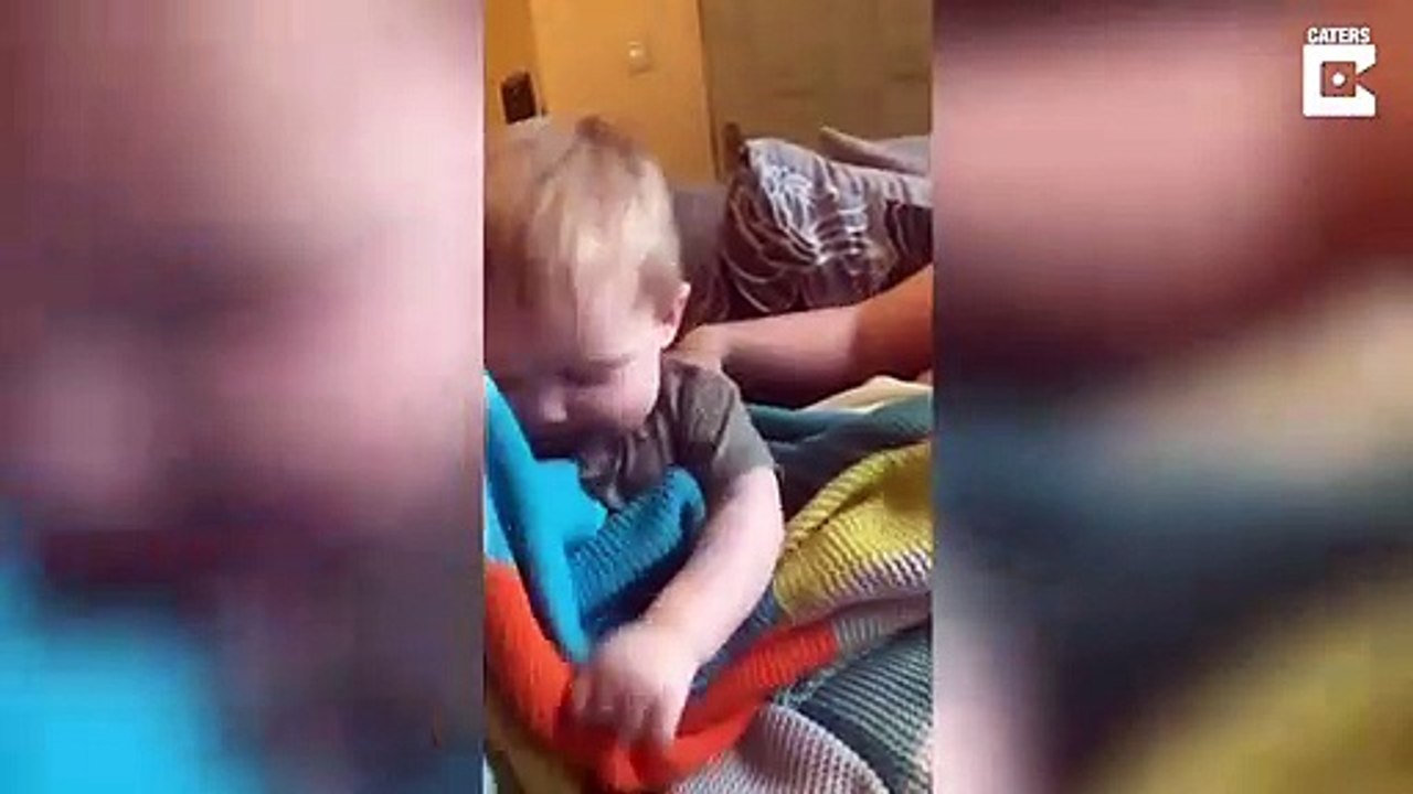 La tête du bébé qui voit son papa sans barbe... choqué