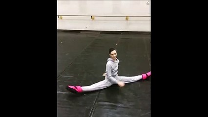 La souplesse de cette danseuse de ballet est impressionnante