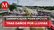 Con bloqueos carreteros, damnificados exigen apoyo tras daños por lluvias en Tabasco