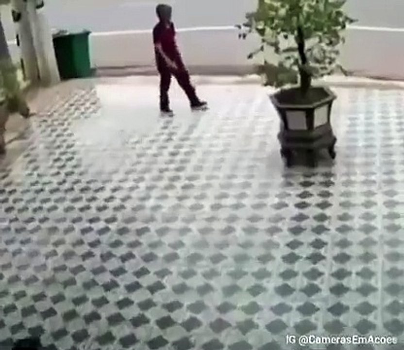 Il fait fuir des chiens agressifs en faisant des gestes d’arts martiaux