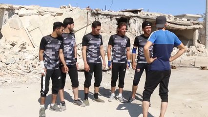 رياضة على ركام الحرب.. شباب من سوريا يحوّلون أنقاض مدينتهم في إدلب إلى ملعب