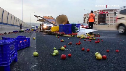 Kamyonetler çarpıştı, meyve ve sebzeler yola saçıldı