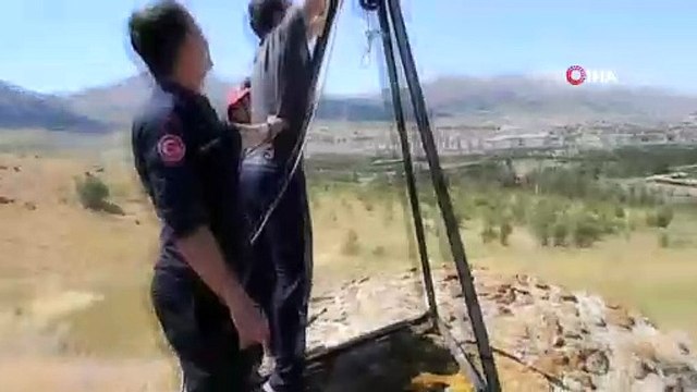 Kuyuya düşen tilkiyi itfaiye ekipleri kurtardı