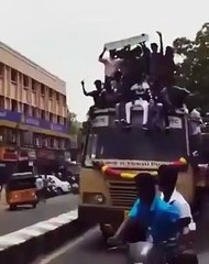 Έτσι τσεκάρουν τα φρένα τα λεωφορεία στην Ινδία