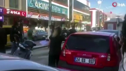 Annesine çarpan sürücüyü, herkesin içinde darp etti