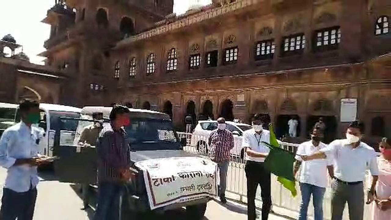 ‘टोको- कोरोना रोको’ अभियान के वाहनों को  दिखाई...
