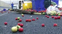 İzmir'de kamyonet kaza yaptı; kasasındaki sebze ve meyveler yola saçıldı