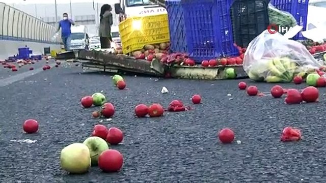 İzmir'de kamyonet kaza yaptı; kasasındaki sebze ve meyveler yola saçıldı