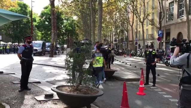 Macroperativo en el Raval contra una treintena de puntos de venta de droga