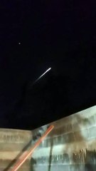 Le impressionanti immagini del meteorite a Monterrey, una lunga scia di fuoco nel cielo