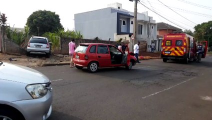 Citroen C3 atinge muro após acidente de trânsito no Bairro Coqueiral
