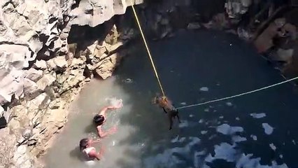 घंटो इंतजार के बाद भी नही पहुंची वनविभाग की टीम, जान जोखिम में डाल युवाओ ने निकाला बच्चा