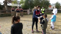 Jandarma öğrencilere maske ve boyama kitabı dağıttı