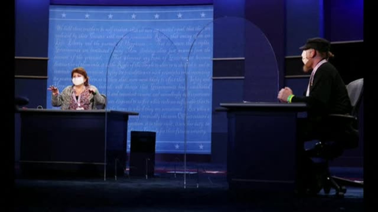 Kamala Harris y Mike Pence, separados por un cristal durante el debate