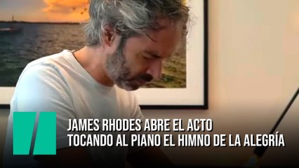 James Rhodes abre el acto tocando al piano El Himno de la Alegría