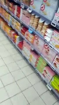 Cette femme défie les employés d'un supermarché en en refusant le port de masque