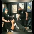 Témoignage de solidarité des employés d’un salon de coiffure à un jeune homme cancéreux