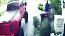 VÍDEO: Se sube al quad un instante y al segundo destroza un muro...