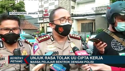 Ricuh Di Pejompongan, Massa Bentrok dengan Polisi