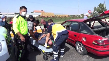 Kamyonetle çarpışan otomobil parçalandı, 3 kişi ölümden döndü