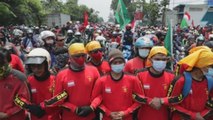 Los indonesios continúan las tensas protestas contra la reforma laboral