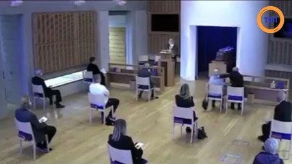 La sécurité interrompt des funérailles pour séparer une famille endeuillée