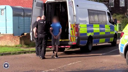 Video herunterladen: Northants Police executed ten warrants in one day to tackle Wellingborough gang violence