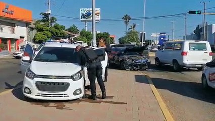 Chocan al sur de Culiacán con automóvil con placas sobrepuestas