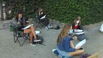 Clase en la calle para protestar por la falta de presencialidad en las aulas