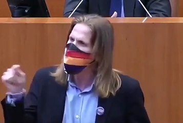 Un dirigente de Podemos enloquece ante la defensa al Rey Felipe del PP y VOX en un pleno: "Váyanse a la mierda"