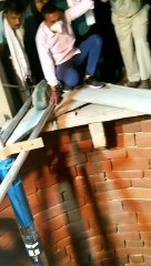सौ फीट गहरे कुएं में कूदा युवक,   तलाश में जुटा रहा प्रशासन