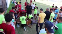 لحظة وفاة مدرب فريق مصري على أرض الملعب وانهيار اللاعبين وضمنهم نجله