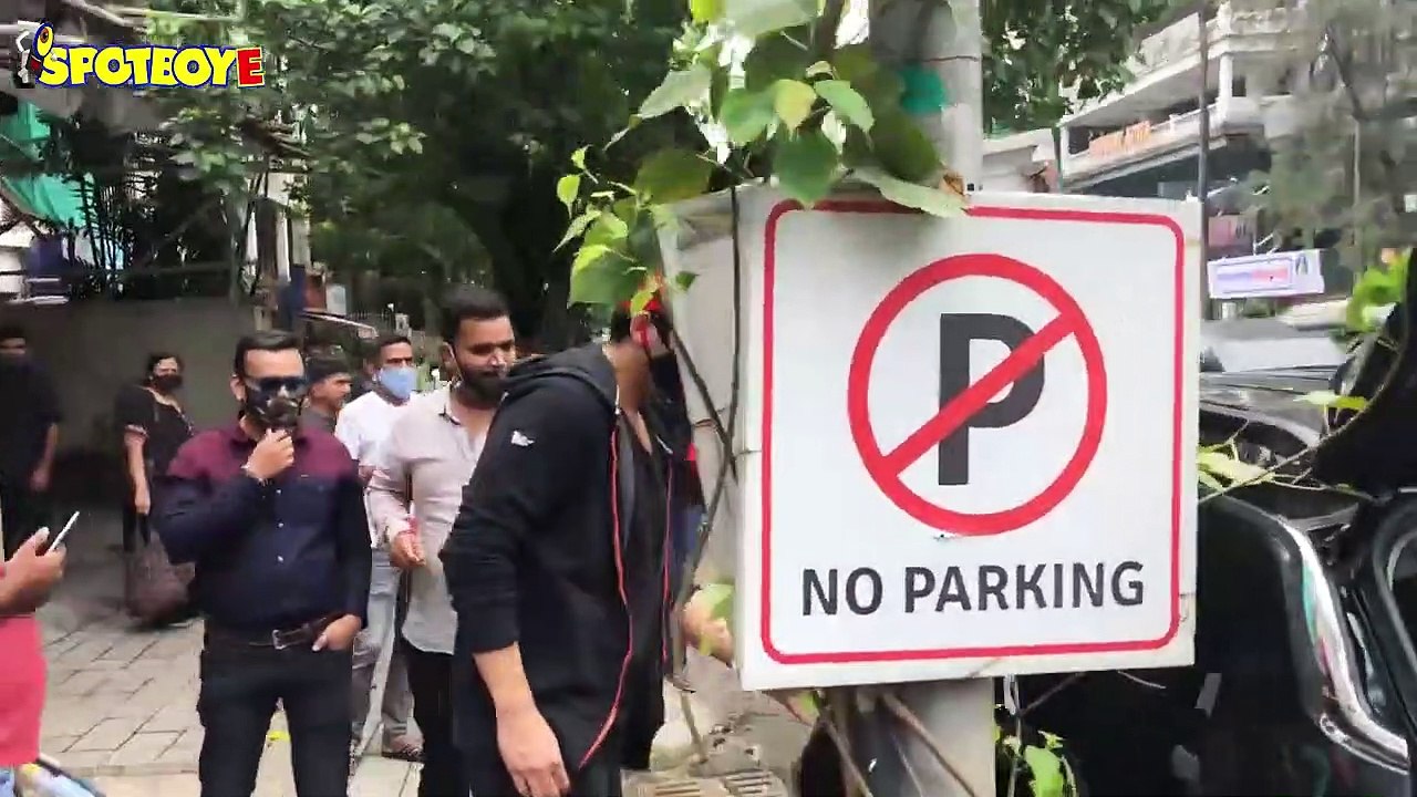 Spotted: Zayed Khan at Foodhall and Divya Khosla Kumar at Vile Parle | SpotboyE