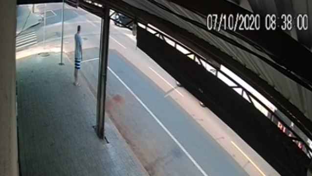 Câmera mostra motociclista sendo jogado para calçada, após colisão frontal com carro