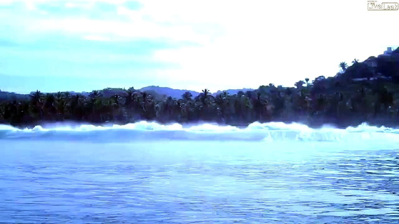 Une vague géante venue de nulle part va surprendre ces marins