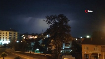 Karadeniz’de geceyi yıldırımlar aydınlattı